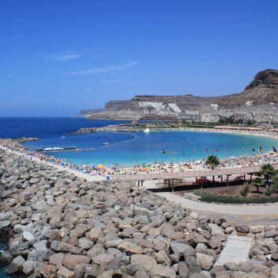 			Playa Amadores Beach in Gran Canaria.min - Descubre la impresionante playa de Amadores en Gran Canaria.