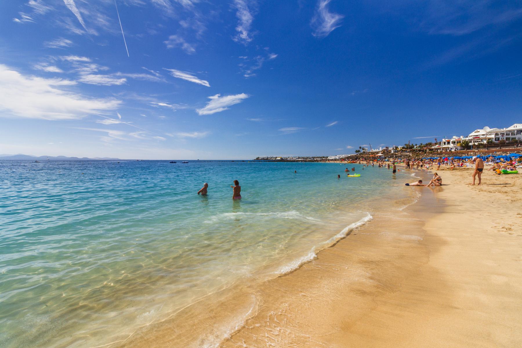 Raziskovanje čudovite in zabavne plaže Playa Dorada na Lanzarotu